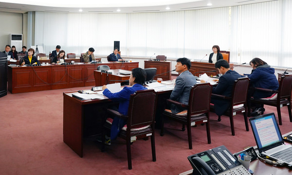 하남시의회는 지난 21일 주례회의를 열고 한국토지주택공사(LH)가 제기한 폐기물처리시설 설치부담금 부과처분 취소 소송에 대한 대책 마련을 촉구하는 성명서를 발표했다. (사진제공=하남시의회)