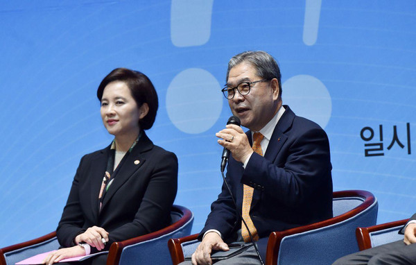 이재정 경기도교육감(오른쪽)이 22일 수원컨벤션센터에서‘교육자치 현장에 묻고 정책으로 답하다’를 주제로 열린 2차 교육자치 포럼 토크 콘서트에 참석해 발언을 하고 있다. (사진제공=경기도교육청)