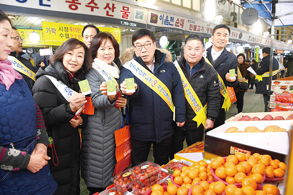 광주시는 22일 경안시장에서 설 명절을 앞두고 전통시장 장보기 행사를 가졌다. (사진제공=광주시청)