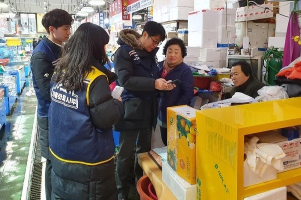 시흥시 관계자들이 전통시장에서 지역화폐 '시루'를 홍보하고 있다. (사진제공=시흥시)