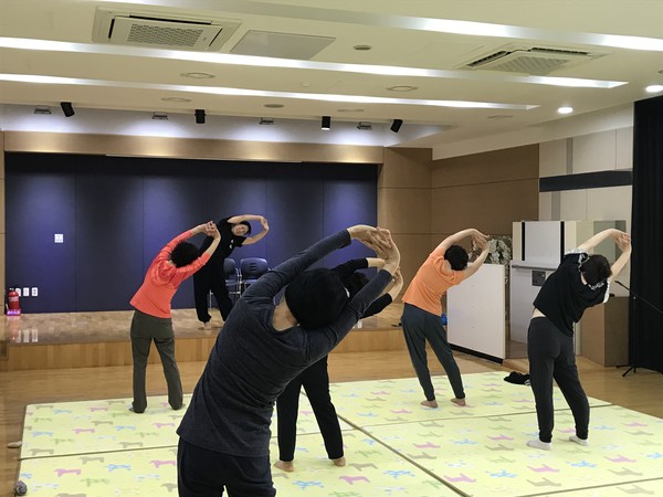 오산시가 양산도서관 다목적실에서 키움봉사회원 및 일반시민을 대상으로 ‘기공체조교실’을 실시하고 있다.(사진제공=오산시청)