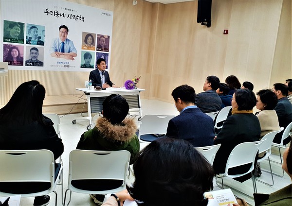 엄태준 이천시장은 최근 '모든 사람은 한 권의 책이다'라는 취지로 이천마장도서관에서 시작하는 ‘우리동네 사람책’의 첫 페이지를  활짝 열었다.