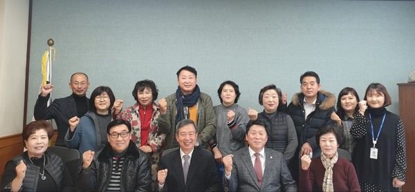 평택시 안중읍지역사회보장협의체는 28일 안중읍행정복지센터 소회의실에서 제3기 안중읍지역사회보장협의체 위원 위촉장 수여와 함께 출범식을 가졌다. (사진제공=평택시청)