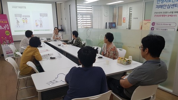 안성시보건소 치매안심센터에서는 치매어르신 가족들의 올바른 치매 인식 전달과 효과적인 부양 스트레스 관리를 위해 ‘희망다이어리’가족교실을 운영한다. (사진제공=안성시청)