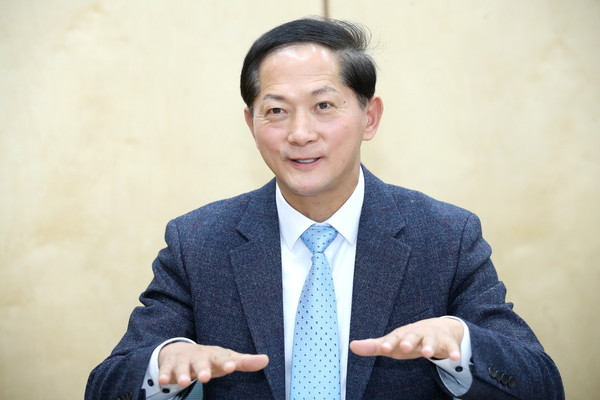 오는 4월 25일, 평화의 염원을 담은 427대의 자전거가 고양에서 개성까지 함께 달리는 장관이 펼쳐진다. 사진은 이재준 고양시장. (사진제공=고양시청)