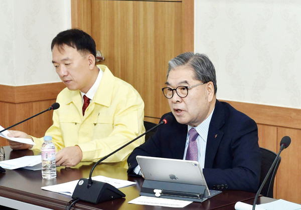 이재정 경기도교육감(오른쪽)이 28일 ‘우한 폐렴’ 관련 비상대책협의회를 주재하고 있다. (사진제공=경기도교육청)