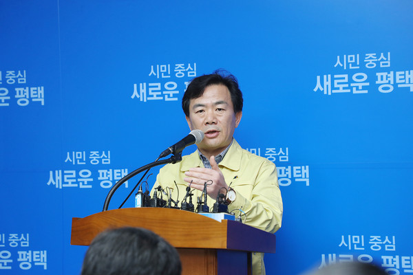 김영호 평택보건소장이 28일 시청 브리핑실에서 신종 코로나 바이러스 관련 언론브리핑을 갖고 있다. (사진제공=평택시청)