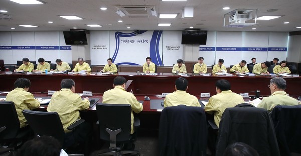 화성시가 정부의 코로나 바이러스 위기 경보 단계가 ‘주의’에서 ‘경계’로 격상됨에 따라 긴급 대책회의를 진행하고 있다.(사진제공=화성시청)