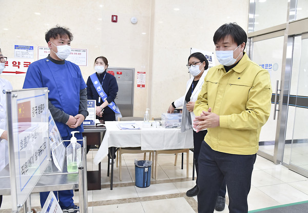 시흥시가 신종 코로나바이러스(우한 폐렴) 확산 방지를 위해 28일부터 재난안전대책본부를 가동하는 가운데 임병택 시흥시장이 28일 선별진료소 3곳을 방문해 철저한 관리를 당부했다. (사진제공=평택시청)