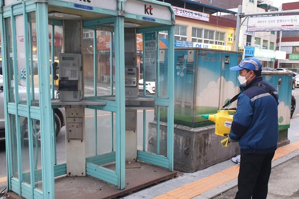 평택시가 관내 우한 폐렴 확진자 발생에 따라 확산 방지를 위한 특별 방역을 실시하고 있다. (사진=평택시 제공)