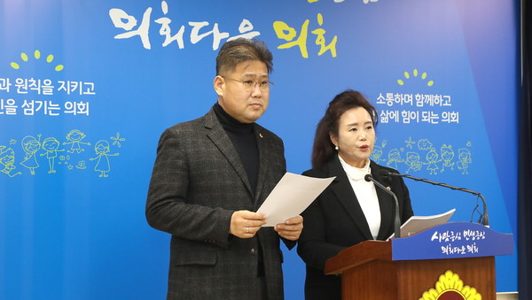 지난 28일 오후 경기도의회 브리핑룸에서 정윤경(군포1) 더불어민주당 수석대변인이 신종 코로나바이러스 감염증 비상대책반을 구성, 대응하기로 했다고 밝히고 있다. (사진제공=경기도의회)
