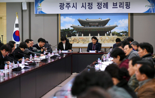 광주시는 29일 시청 상황실에서 시정 정례 브리핑을 열고 읍·면지역의 대중교통 부족문제를 해소하기 위해 ‘천원택시’를 다음달부터 운행할 계획이라고 밝혔다. (사진제공=광주시청)
