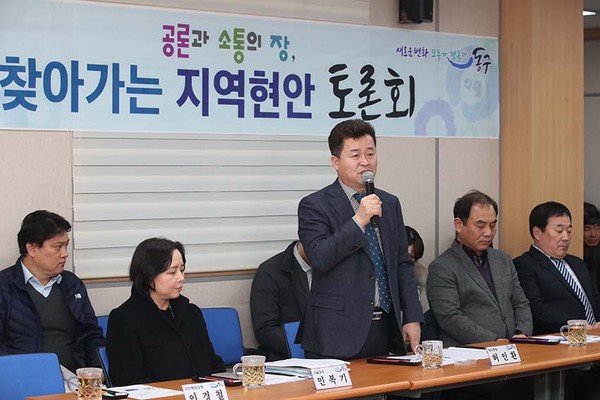 허인환 동구청장이 28일 화수1·화평동 행정복지센터 3층 다목적실에서 열린 ‘찾아가는 지역현안 토론회’에서 인사말을 하고 있다. (사진제공=동구청)