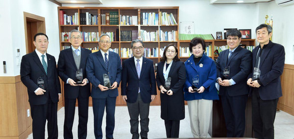 경기도교육청이 29일 남부청사에서 ‘2019년 사학기관 평가 우수기관’으로 선정된 도내 7개 사립학교 법인에 대해 표창을 수여했다. (사진제공=경기도교육청)