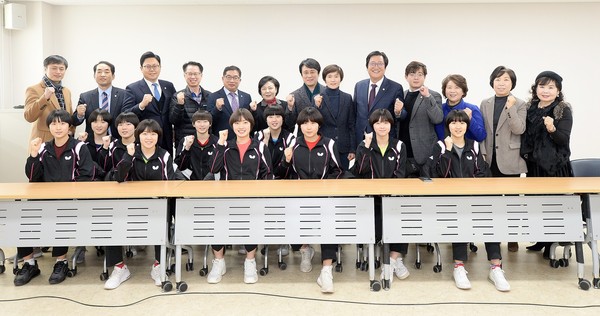 파주시의회 관광체육발전 연구단체는 30일 손배찬 의장을 비롯해 관광체육발전 연구단체 목진혁 대표의원, 최창호·최유각·한양수·이용욱·박대성·윤희정·박은주·이효숙의원과 현정화·최영일 감독, 문산수억고등학교 탁구부 선수단 등이 대거 참석해 학생 선수단을 격려했다. (사진제공=파주시의회)