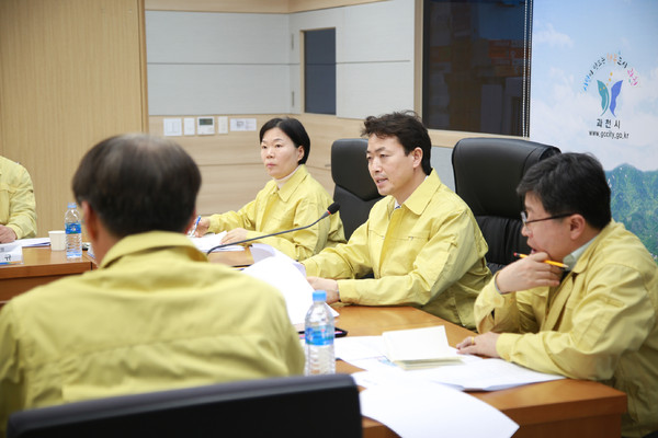 김종천 과천시장은 지난 29일 재난안전상황실에서 간부공무원 등이 참석한 가운데 신종 코로나바이러스 관련 시민참여 행사 일정을 잠정 연기하기로 했다고 밝혔다. (사진제공=과천시청)