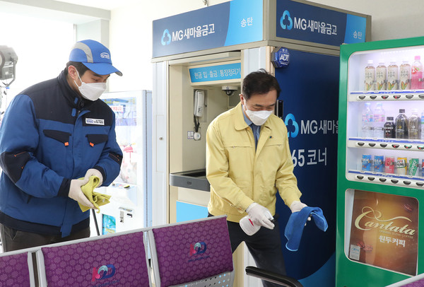 평택시가 신종 코로나바이러스 확진자 발생에 따른 지역 내 감염병 확산방지를 위해 특별 방역을 실시하고 있는 가운데, 정장선 평택시장이 지난 29일 송탄 시외버스 터미널 방역 현장을 점검하고 현장 근무자들을 격려했다. (사진제공=평택시청)