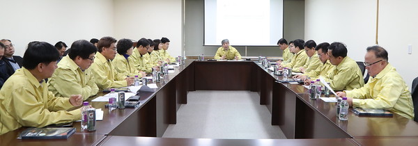 송한준 도의회 의장은 30일 의회 3층 제1간담회의실에서 신종 코로나바이러스 ‘경계’ 단계 발령에 따른 ‘의장단·교섭단체 대표단·상임위원장단 긴급 간담회’를 개최하고, 염종현 더불어민주당 대표의원 등 의원들과 의회의 자체 비상대책본부 출범을 만장일치로 의결했다. (사진제공=경기도의회)