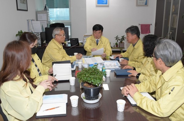 동두천시 최용덕 시장은 지난 29일 신종 코로나바이러스감염증 선별진료소와 비상방역대책본부를 찾아 보건소장, 감염병관리팀장 등 보건소 관계자와 함께 감염병 대응체계에 대해 현장점검을 실시했다. (사진제공=동두천시청)