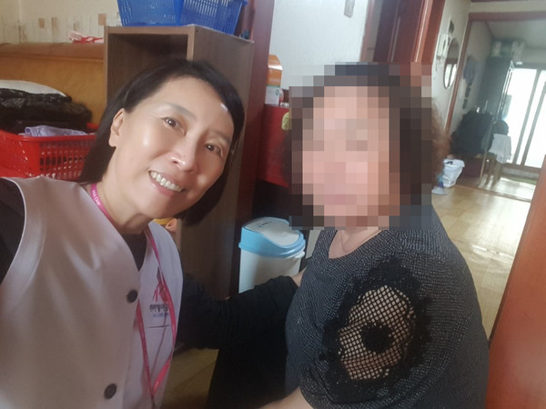 인천 여성들의 재취업 활동을 돕는 동시에 방문요양으로 노인들에게 도움을 드리고 있는 송경숙 대표와 요양 보호를 받고 있는 어르신.