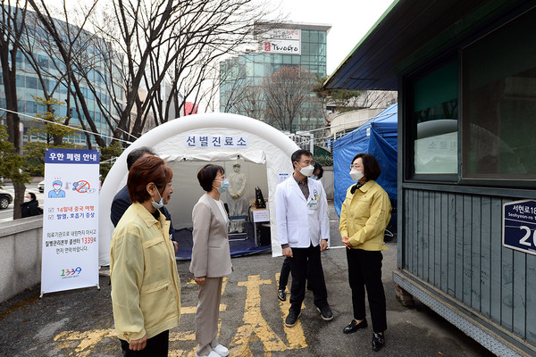 은수미 성남시장은 지난 31일 신종 코로나바이러스 감염증 확산에 대한 우려가 커지는 가운데 분당구 보건소와 분당차병원, 분당제생병원 선별진료소를 방문, 현장대응 상황을 점검했다고 2일 밝혔다. (사진제공=성남시청)