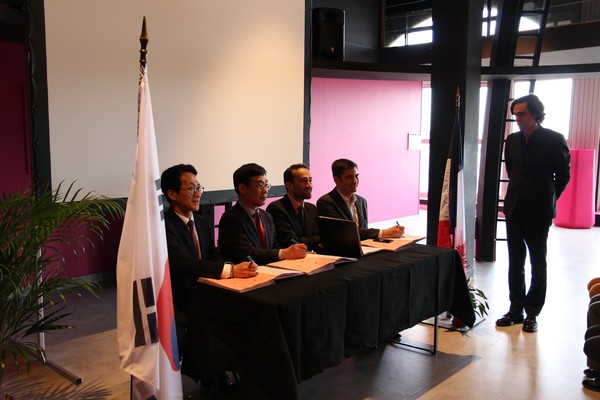 부천시는 지난 29일 프랑스 CIB DI(국제만화이미지단지)에서 부천시-한국만화영상진흥원-앙굴렘시-CIBDI가 만화․창의산업 발전을 위한 4자간 업무협약을 체결했다고 밝혔다. (사진제공=부천시청)