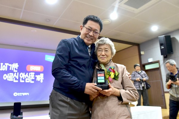 연수구 노인복지관에서 안심폰 개통식 (사진제공=인천시청)