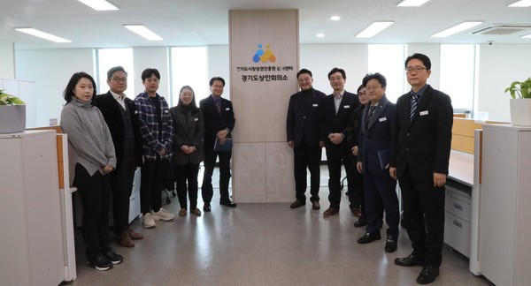 경기도시장상권진흥원이 신종 코로나 바이러스 확산방지를 위해  내부 행사로 남서센터 개소 진행을 기념하고 있다.(사진제공=경상원)