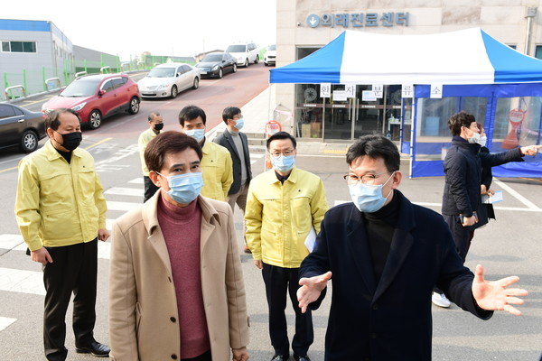 서철모 화성시장이 신종 코로나바이러스 선별진료소인 원광종합병원을 방문해 감염증 대응상황을 점검하고 있다.(사진제공=화성시청)