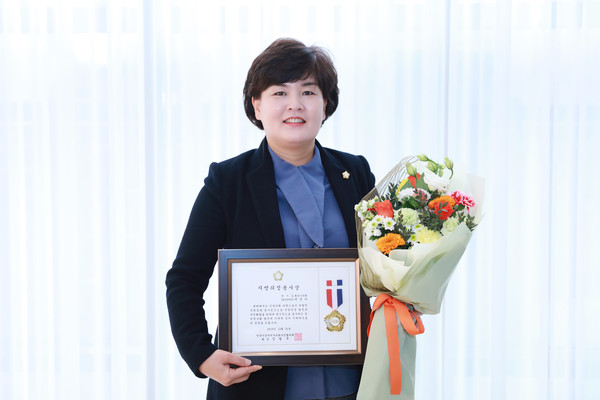 화성시의회 박경아 의원이 라마다 용인호텔에서 열린 ‘경기도 시·군의회의장협의회 정례회의’에서 지방의정봉사상 수상을 기념하고 있다.(사진제공=화성시의회)