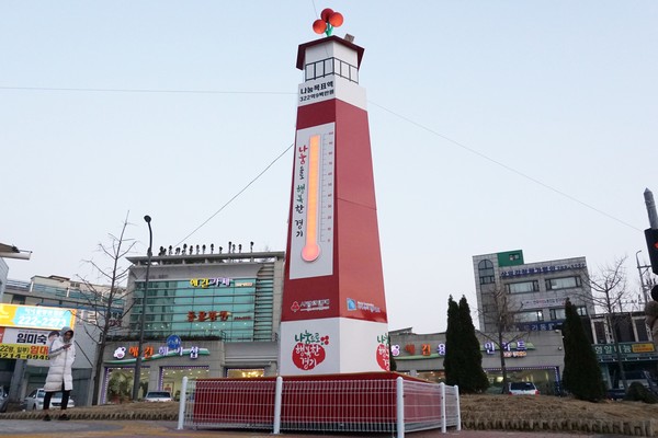 경기도 사랑의 온도탑이 3년 만에 목표 달성에 성공했다. 지난달 31일 온도탑 수은주가 100도를 가리키고 있다. (사진=장민호 기자)