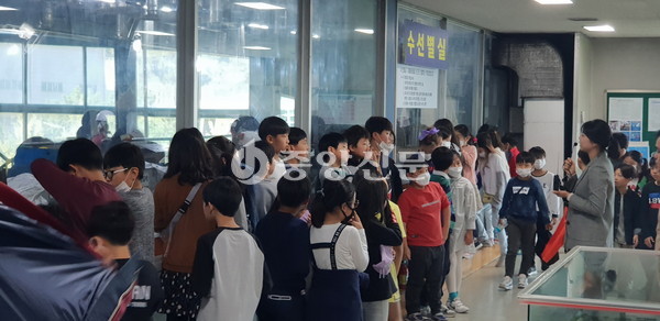 안산시는 다음달 2일부터 시민을 대상으로 폐기물 처리시설 견학과 폐기물 처리 과정 체험을 할 수 있는 견학프로그램 ‘2020 클린투어’를 시행한다고 3일 밝혔다. (사진제공=안산시청)