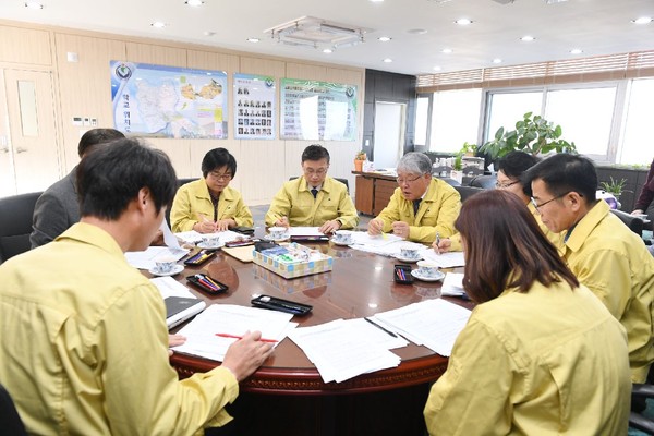 “학교 확산방지 최대한 지원”정하영 시장이 3일 오전 김포교육지원청을 방문, 정경동 교육장과 신종 코로나 바이러스 확산방지 대책을 논의했다. (사진제공=김포시청)