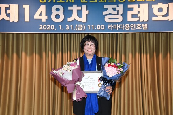 동두천시의회 최금숙 부의장은 지난달 31일 라마다용인호텔에서 열린 경기도시·군의회의장협의회 제148차 정례회의에서 ‘지방의정봉사상’을 수상했다. (사진제공=동두천시의회)
