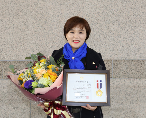 하남시의회 김은영 의원이 지난달 31일 활발한 의정활동을 펼친 우수의원으로 선정되어 전국시·군자치구의회 의장협의회가 주는 지방의정봉사상을 받았다. (사진제공=하남시의회)