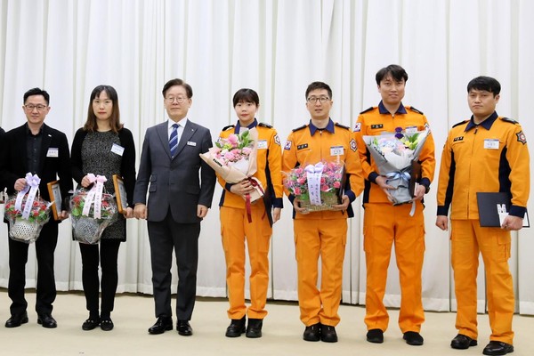 고양 일산소방서는 3일 ‘일산 허유재병원화재’와 관련해 화재진압 유공 소방대원들이 경기도지사 표창을 수여받았다. (사진제공=일산소방서)