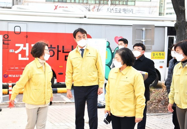 김상호 하남시장은 시 보건소가 신종 코로나바이러스 감염증 대책본부로 기능이 전환되는  첫날인 3일 방문해 현장 점검을 한 뒤 의료진을 격려했다. (사진제공=하남시청)