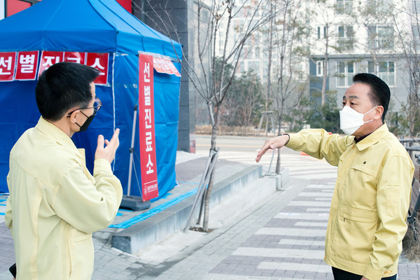 화성시의회 김홍성 의장은 지난 1일 오후 3시, 화성시 보건소에 설치된 재난안전대책본부와 선별진료소 2곳을 방문해 신종 코로나 바이러스 감염증 대응상황을 점검했다. (사진제공=화성시의회)