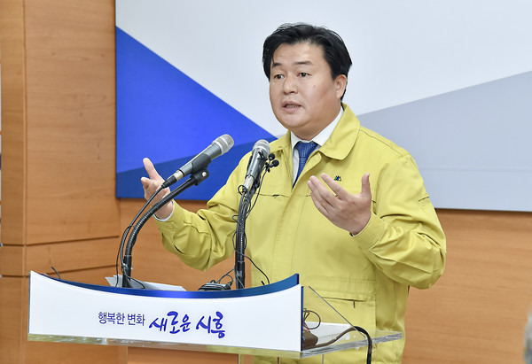 임병택 시흥시장이 3일 시청에서 신종 코로나바이러스 감염증 상황 보고 브리핑을 열고 있다. (사진제공=시흥시청)