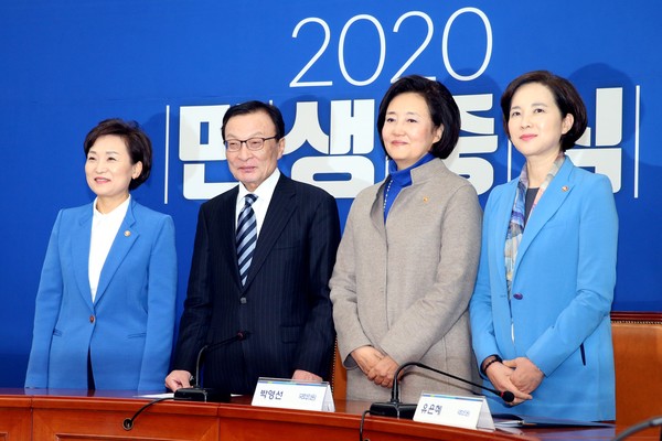 고양시 지역구 국회의원 출신인 김현미 국토교통부 장관과 유은혜 사회부총리 겸 교육부 장관이 3일 기자회견을 열고 21대 총선 불출마를 선언했다. (사진 = 장민호 기자)