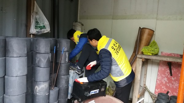 오산시가 사회적 취약계층의 따뜻하고 안전한 겨울나기를 위해 동절기 난방 설비 및 안전사고 예방 순회점검을 진행하고 있다.(사진제공=오산시청)
