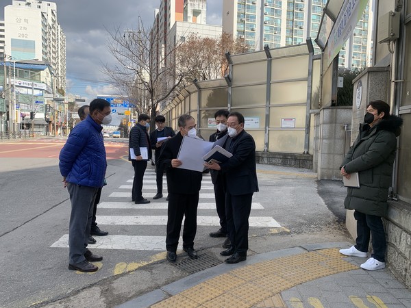 수원시 호매실지구 구도심을 가로지르는 매실로의 보행교통 개선사업이 진행돼 걷기 편한 구간으로 재탄생할 전망이다. (사진제공=수원시청)