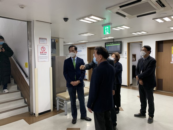 지난 2일에는 안중보건지소 등을 방문, 휴일에도 근무하고 있는 직원들의 애로사항을 청취했으며, 3일에는 민간병원 선별진료소 4개소를 방문, 선별진료 상황을 점검하고 의료진들을 격려했다. (사진제공=평택시청)