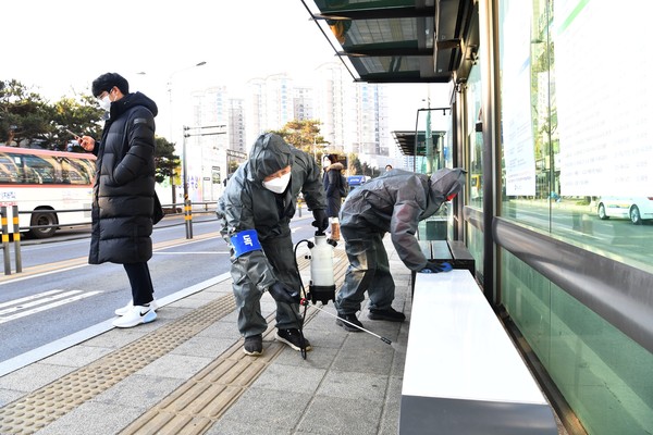 하남시는 4일 신종 코로나 확산 방지를 위해 공공시설의 소독을 실시했다. (사진제공=하남시청)