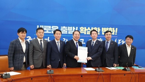 민주당 이철휘 예비후보는 4일 조정식 정책위의장, 윤관석 국토교통위원회 간사, 임종성 국토교통위원과 함께 이인영 민주당 원내 대표를 방문해 가평군민들이 원하는 노선(안)을 변경해 줄 것을 민주당 차원에서 해결 해 줄것을 요청했다. (사진제공=이철휘 예비후보 사무실)