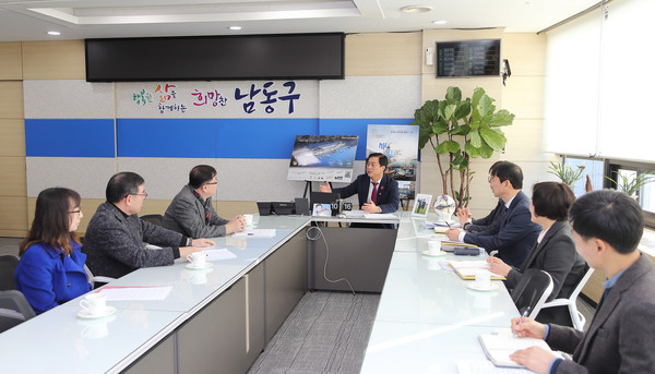 이강호 남동구청장은 4일 집무실에서 행정안전부 주관 ‘2020년도 재난관리평가 기관장 인터뷰’를 실시했다. (사진제공=남동구청)