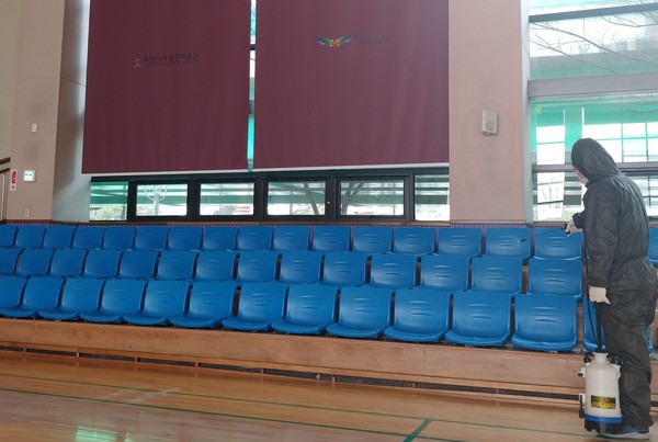 오산시시설관리공단은 신종 코로나바이러스 방지를 위해 공단에서 관리·운영하고 있는 오산스포츠센터 등 특별방역을 실시하고 있다.(사진제공=오산시청)