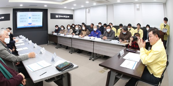 광명시는 4일 신종 코로나 바이러스 대응 ‘시민안전대책본부’를 구성하고 광명시청 영상회의실에서 회의를 개최했다. (사진제공=광명시청)