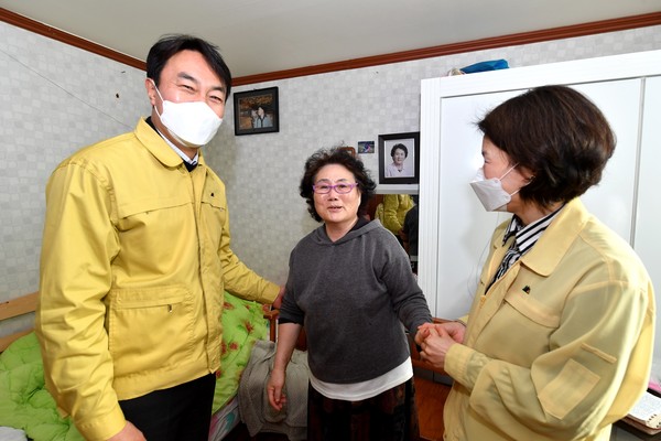 김상호 하남시장과 구성수 보건소장은 5일 방문 담당 간호사와 함께 신종코로나바이러스 감염증 예방을 위해 교산지구 내 건강 취약계층 가정을 방문해 위생물품을 전달하며 외출 시 마스크 등을 착용해 줄 것을 당부했다. (사진제공=하남시청)