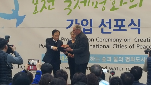 박윤국 포천시장이 5일 열린 ‘국제평화의 도시’ 가입 선포식에서 인증서를 전달 받고 있다. (사진제공=포천시청)